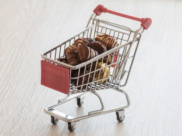 Carrello con dolciumi al cioccolato — Foto Stock