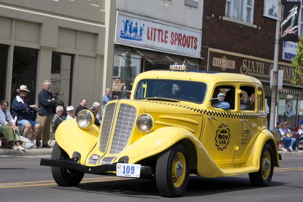 Auburn gele taxi cab — Stockfoto