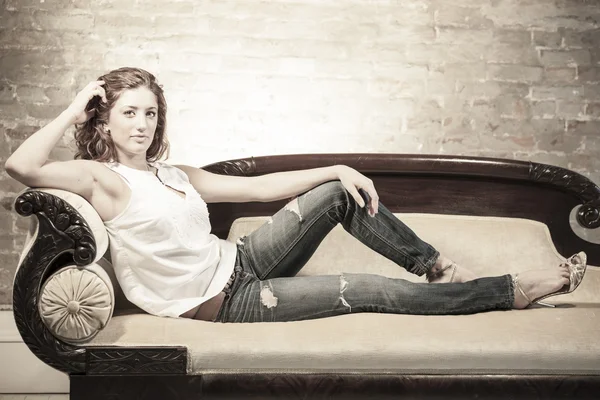 Donna attraente sul divano — Foto Stock