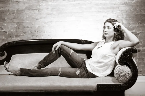 ソファの上で魅力的な女性 — ストック写真
