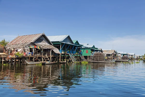 Villaggio di pescatori galleggianti — Foto Stock
