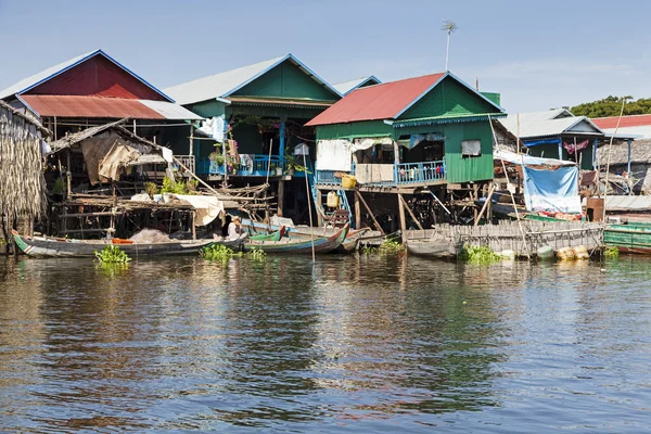 Villaggio di pescatori galleggianti — Foto Stock