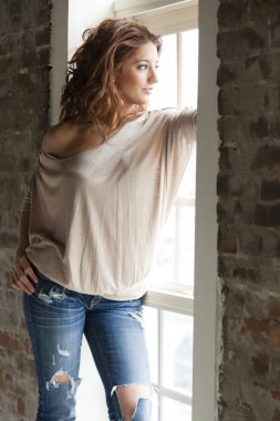 pencerenin yanındaki kadın