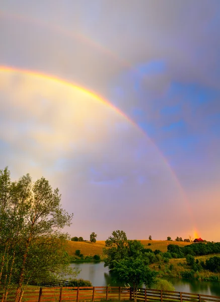 Arcobaleno sopra la fattoria — Foto Stock