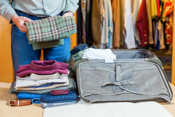 Packing suitcase — Stock Photo, Image