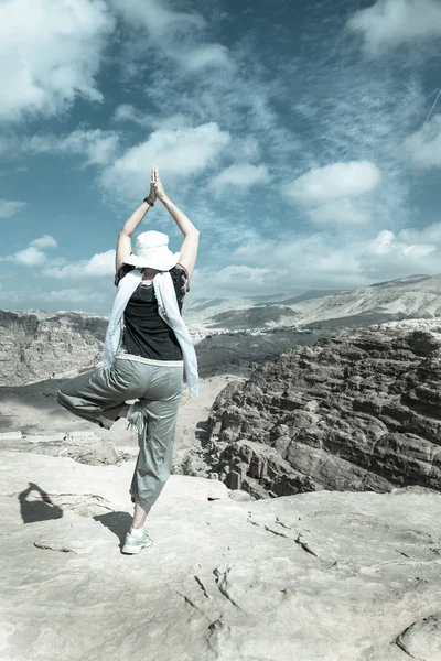 Yoga in de woestijn — Stockfoto