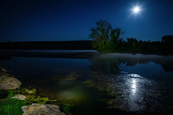 Göl üzerinde moon — Stok fotoğraf