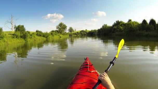 Kayaking on the lake — Stock Video