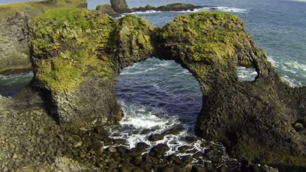 Gatklettur - Arco de rocha — Vídeo de Stock