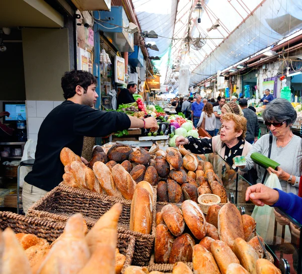 Mensen zijn winkelen bij mahane yehuda — Stockfoto