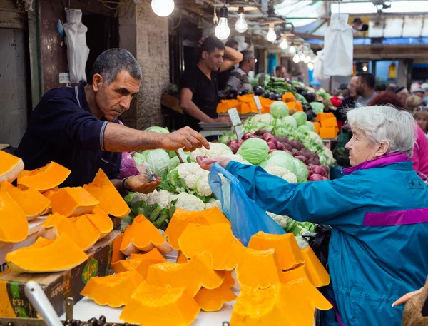 Mensen zijn winkelen bij mahane yehuda — Stockfoto