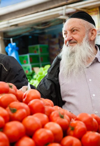 L'uomo ebreo sta facendo shopping a Mahane Yehuda — Foto Stock