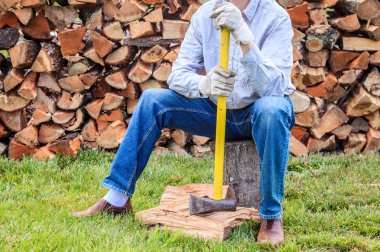 Baltalı adamczłowiek z siekierą