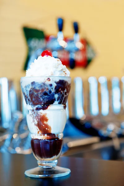 Hot Fudge Sundae — Stockfoto