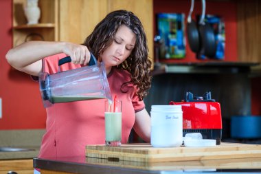 kadın diyet shake içki alıyor.