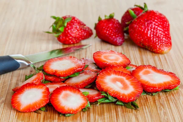 Erdbeeren schneiden — Stockfoto