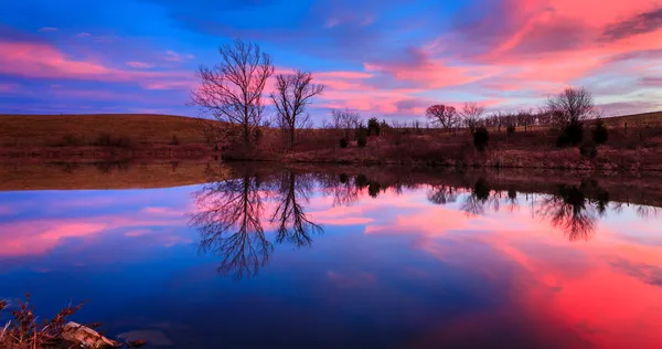 Puesta de sol sobre el lago —  Fotos de Stock