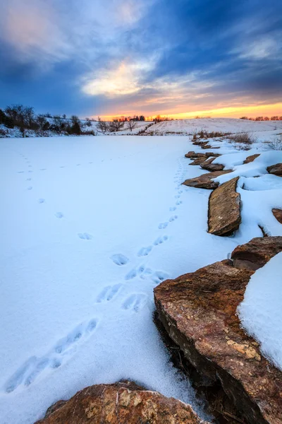 Solnedgång över en frusen sjö — Stockfoto