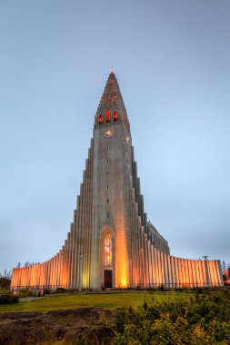 reykjavik, İzlanda-alacakaranlıkta kalbinde eşsiz tanımlıkHallgrimskirkja Kilisesi