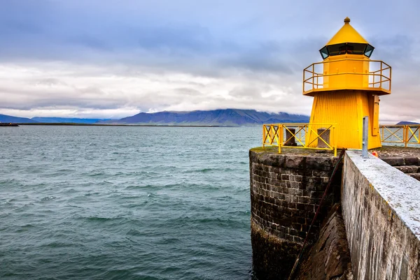 Leuchtturm im Hafen von Reykjavik — Stockfoto