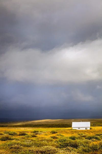 Regenbui over een boerderij — Stockfoto