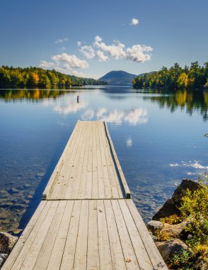 Sonbaharda Acadia Ulusal Parkı 'ndaki Long Pond manzarası
