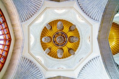 Muscat, Umman, 4 Aralık 2016: Umman, Umman 'daki Muhammed el-Emin Camii' nin ana dua salonundaki avize