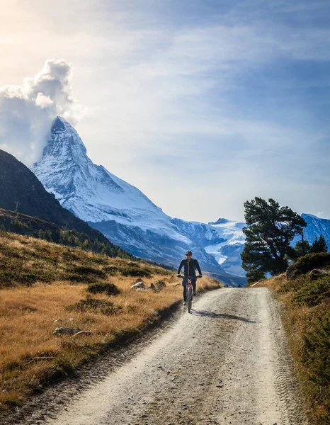 Zermatt Switzerland September 2015 Bicyclist Dirt Road Swiss Alps Matterhorn — Stock Photo, Image