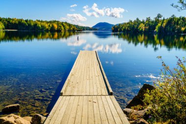 Sonbaharda Acadia Ulusal Parkı 'ndaki Long Pond manzarası