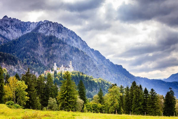 Pohled Zámek Neuschwanstein Okolní Hory Bavorsku — Stock fotografie
