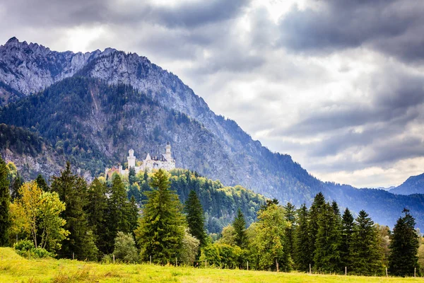 Utsikt Över Neuschwanstein Slott Och Omgivande Bergen Bayern — Stockfoto