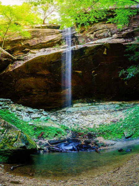 位于肯塔基州南部的雅虎瀑布的场景长期曝光图像 — 图库照片