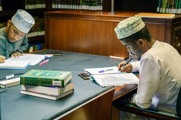 2016年12月4日オマーンのマスカット 若いイスラム教徒の男性がモスクで勉強中 ムハンマド アミン図書館 — ストック写真