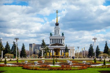 Moskova, Rusya, 23 Nisan 2016: Rusya 'nın başkenti Moskova' da Ulusal Ekonominin Başarı Sergisi 'nde Merkez Pavyon ve Uluslar Dostluğu Çeşmesi