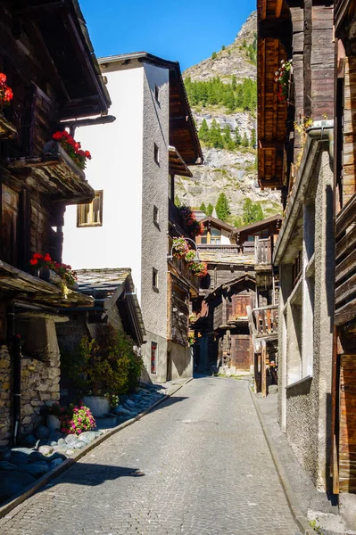Μικρή Κατοικημένη Οδός Στο Αλπικό Θέρετρο Της Πόλης Zermatt Ελβετία — Φωτογραφία Αρχείου