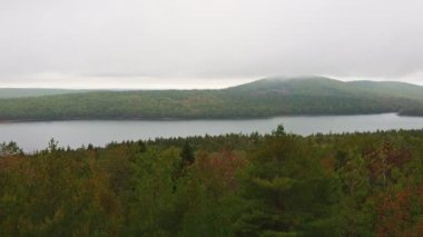 Maine 'deki Acadia Ulusal Parkı' ndaki Long Pond kıyılarında sonbahar renkleri