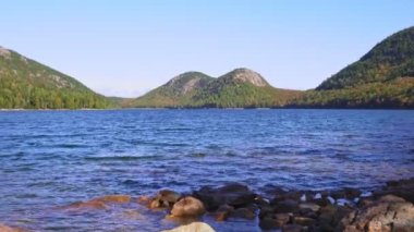 Jordan Pond 'un Maine' deki Acadia Ulusal Parkı 'ndaki manzarası