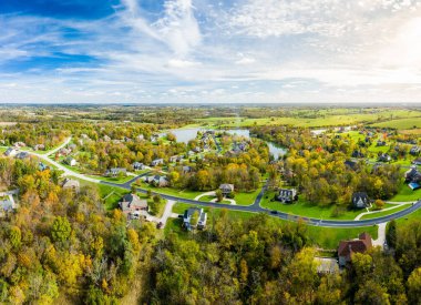 Kentucky 'de sonbaharda göl kenarındaki yerleşim yerinin hava görüntüleri.