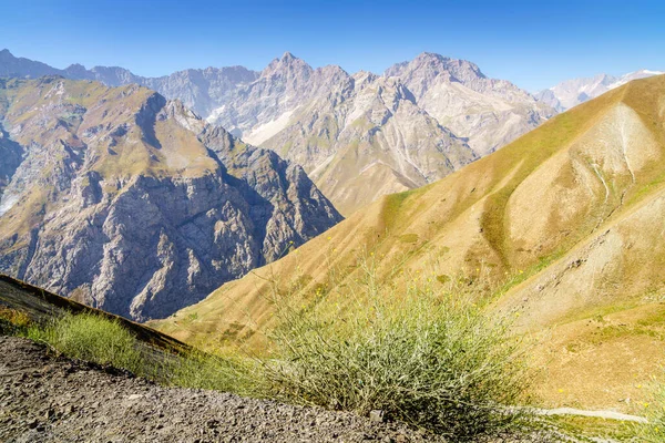 从塔吉克斯坦安佐布山口俯瞰萨拉夫山山脉的壮丽景色 — 图库照片