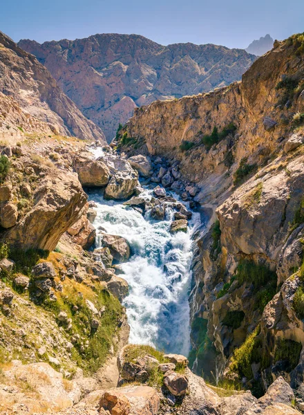 塔吉克斯坦萨拉夫山山脉的快速山区河流 — 图库照片