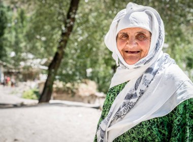 26 Ağustos 2016, Tacikistan 'ın Margib köyü: Tacikistan' ın Yaghnob bölgesinde küçük bir köyde yaşlı bir kadının portresi