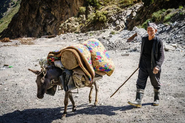 2016年8月26日タジキスタンのアンゾブ峠 タジキスタンのアンゾブ峠付近にラバを連れた地元の男 — ストック写真