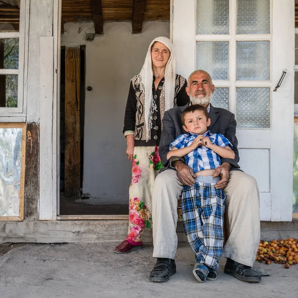 Agosto 2016 Margib Village Tayikistán Una Familia Local Junto Casa — Foto de Stock