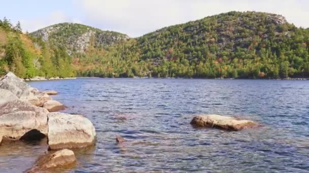 Γραφική Θέα Της Λίμνης Jordan Pond Στο Εθνικό Πάρκο Acadia — Αρχείο Βίντεο