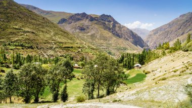 Yaghnob Vadisi manzaralı ve Tacikistan 'da bir dağ köyü