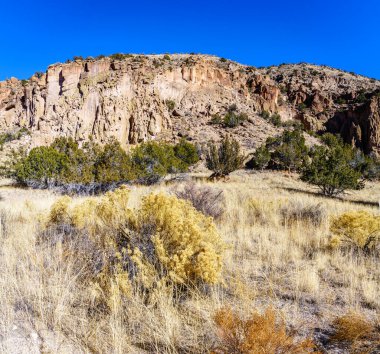 Bandelier Ulusal Anıtı 'nın ana uçurum manzarası mağara evlerini gösteriyor.
