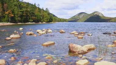 Jordan Pond 'un Maine' deki Acadia Ulusal Parkı 'ndaki manzarası
