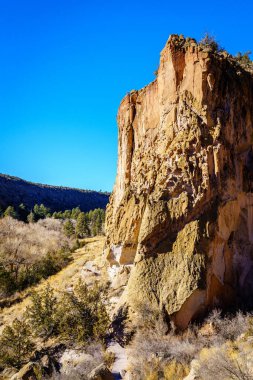 New Mexico 'daki Bandelier Ulusal Anıtı' ndaki ana uçurum ve Frijoles Kanyonu manzarası