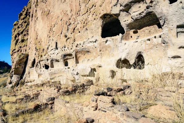 Main Cliff Bandelier National Monument Showing Both Cave Dwellings External — Stock Photo, Image