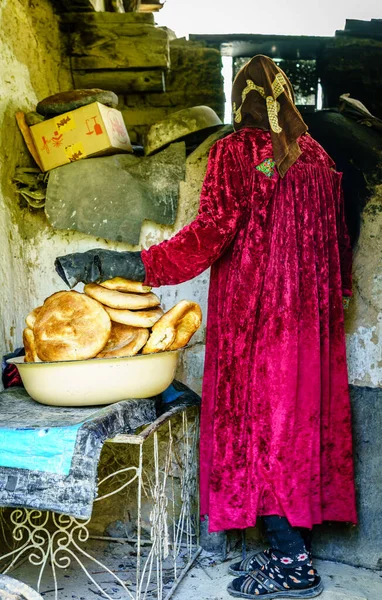 Bykvinna Bakar Traditionellt Tadzjikiskt Bröd Non Eller Naan Avlägsen Tadzjikistan — Stockfoto